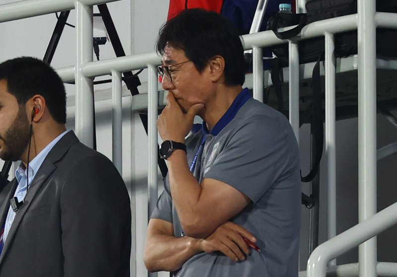 [도하(카타르)=뉴시스] 2024 아시아축구연맹(AFC) U-23 아시안컵 8강전 대한민국과 인도네시아의 경기, 연장전반 퇴장당한 한국 황선홍 감독이 관중석에서 경기를 지켜보고 있다.