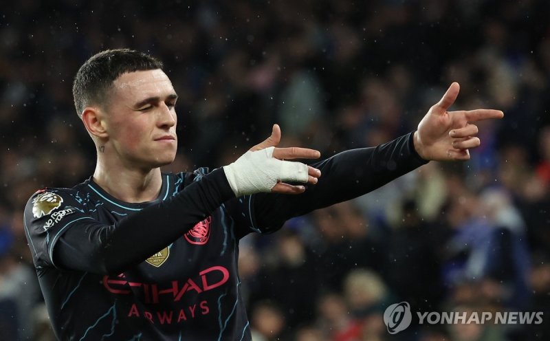 골세리머니를 펼치는 필 포든 epaselect epa11301114 Manchester City's Phil Foden celebrates scoring the 3-0 lead during the English Premier League soccer match of Brighton & Hove Albion against Manchester City, in Brighton, Britain, 25 April 2024. EPA/NEIL HALL EDITORIAL USE ONLY. No use with unauthorized audio, 