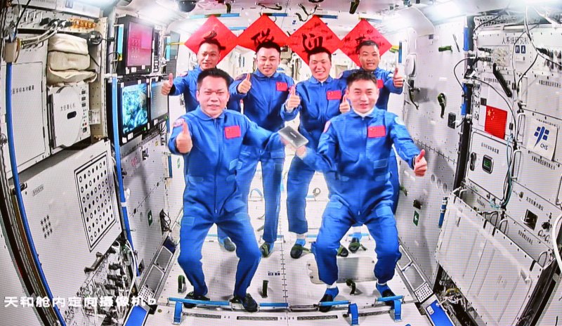 중국 자체 운영 중인 우주정거장 '톈궁'에서 26일(중국시간) 유인우주선 '선저우 18호'와 '선저우 17호' 우주인 6명이 단체로 포즈를 취하고 있다. 신화 뉴시스