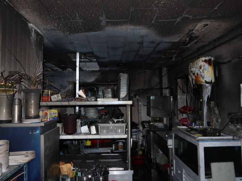 26일 오전 3시 47분께 부산시 사상구 학장동의 한 음식점 1층 주방에 있던 냉장고에서 불이 났다. 부산소방재난본부 제공
