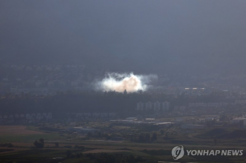 레바논 남부에서 발사된 헤즈볼라의 로켓 공격을 받은 이스라엘 국경 마을 epa11285473 Smoke rises from an Israeli border town as a result of a rocket launched from southern Lebanon, as seen from Israel, 17 April 2024. According to the Israeli army spokesperson, on 17 April evening IAF fighter jets struck Hezbollah infrastructure use