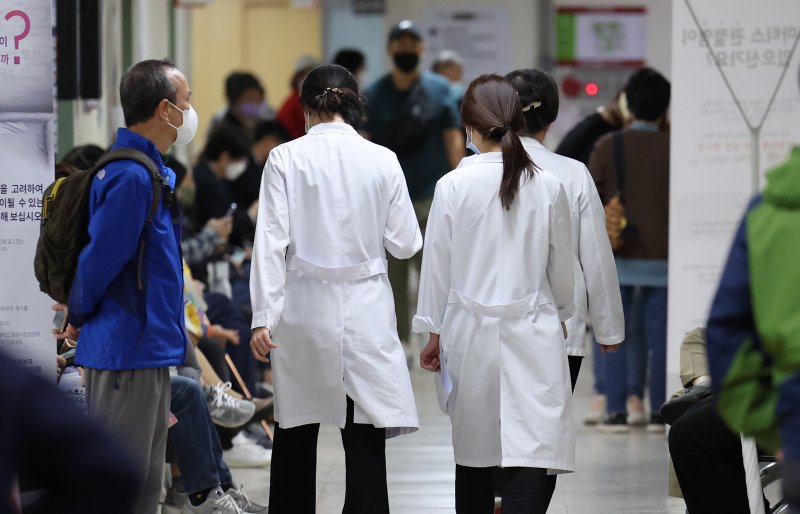 지난 24일 대구 시내 한 대학병원에서 의료진들이 이동하고 있다. 뉴시스