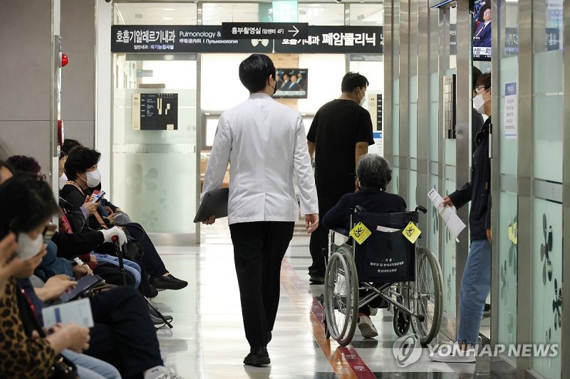 주 1회 외래진료 휴진을 시작한 26일 오전 대전 충남대병원에 환자와 보호자들이 진료를 대기하고 있다. /사진=연합뉴스