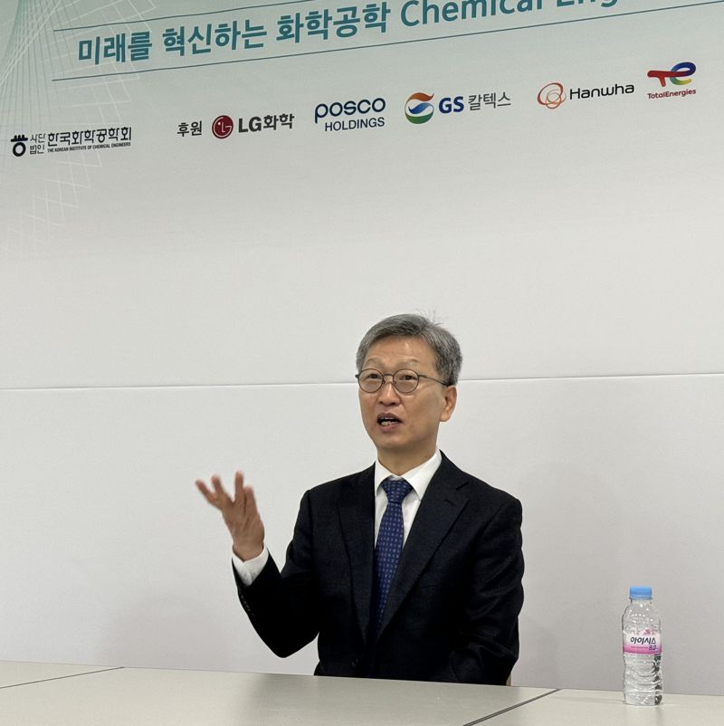 한국화학공학회 이진원 회장이 26일 제주국제컨벤션센터에서 열린 '한국화학공학회 봄 학술대회'에서 화학공학의 미래에 대해 설명하고 있다.