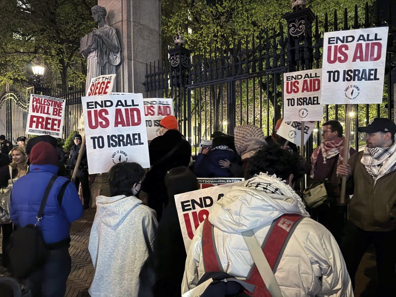 26일(현지시간) 미국 뉴욕 컬럼비아대 정문 밖에 팔레스타인 지지자들이 시위를 벌이고 있다.AP연합뉴스