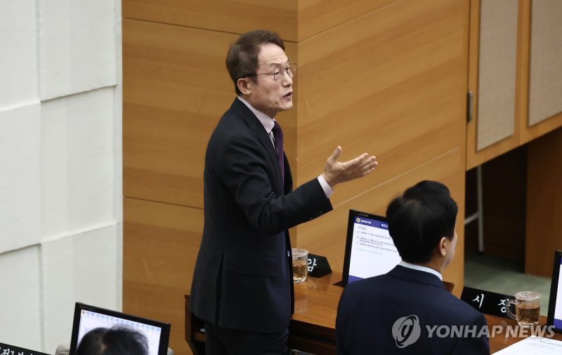 제323회 서울특별시의회 임시회 3차 본회의 제323회 서울특별시의회 임시회 3차 본회의 (서울=연합뉴스) 윤동진 기자 = 조희연 서울시교육감이 26일 서울 중구 서울시의회에서 열린 제323회 서울특별시의회 임시회 3차 본회의에서 발언을 요청하고 있다. 2024.4.26 mon@yna.co.kr (끝)