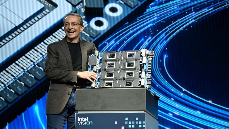 인텔 비전 2024에서 팻 겔싱어 인텔 CEO가 인텔 가우디 3 가속기를 소개하고 있다. 인텔 제공