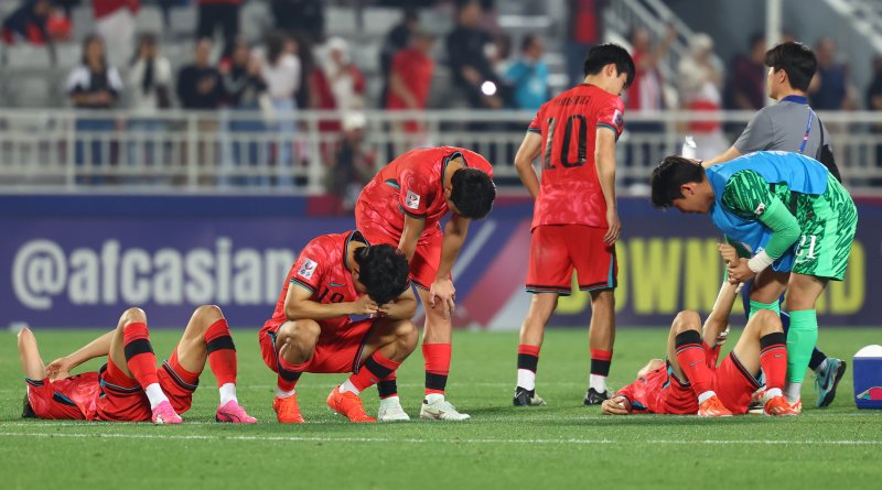 카타르 도하 압둘라 빈 칼리파 스타디움에서 열린 2024 아시아축구연맹(AFC) U-23 아시안컵 8강전 대한민국과 인도네시아의 경기에서 패하며 올림픽 본선 진출이 좌절된 한국 선수들이 아쉬워하고 있다. 사진=뉴시스