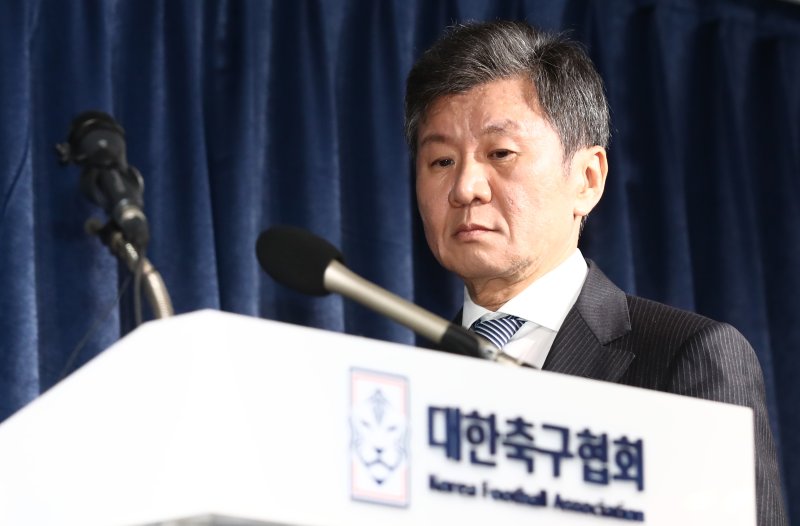 고개 숙인 축구협회 "올림픽 진출 좌절, 깊은 사과…실패 반복 않을 것"