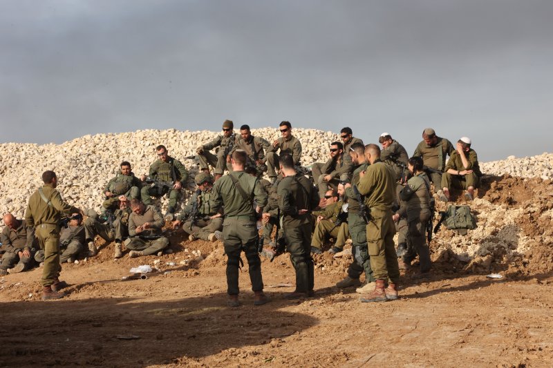 [가자지구=신화/뉴시스] 지난 1월18일(현지시각) 이스라엘 남부 가자지구 인근에 이스라엘 군인들이 모여 있다. 2024.04.27.