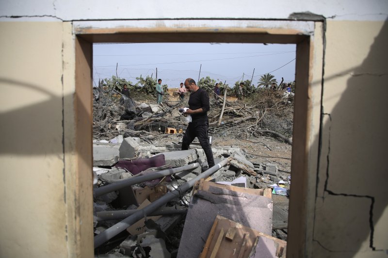 [라파=AP/뉴시스] 지난달 29일(현지시각) 가자지구 남부 라파에서 팔레스타인 주민들이 이스라엘의 공습으로 파괴된 건물 상태를 살피고 있다. 2024.04.27.