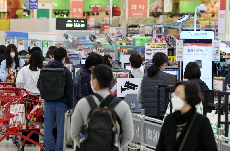 27일 서울의 한 대형마트에서 시민들이 장을 보고 있다. 2023.3.27/뉴스1 ⓒ News1 구윤성 기자 /사진=뉴스1