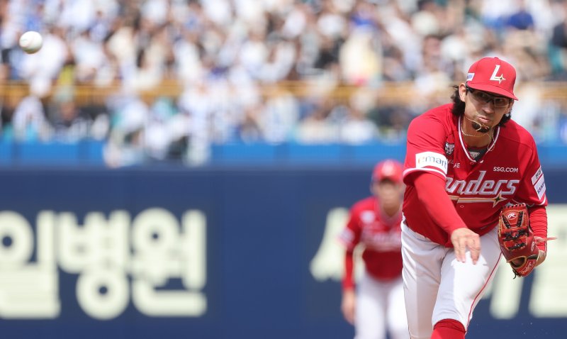 [대구=뉴시스] 이무열 기자 = 31일 대구 수성구 삼성라이온즈파크에서 열린 2024 신한 SOL 뱅크 KBO리그 SSG 랜더스와 삼성 라이온즈의 경기, 1회말 SSG 선발투수 더거가 역투하고 있다. 2024.03.31. 2024.03.31. lmy@newsis.com