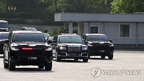 김정은 북한 국무위원장이 탄 아우루스 차량(가운데)이 신형 토요타 랜드크루저로 보이는 경호차량의 호위를 받으며 대학으로 향하고 있다. 연합뉴스