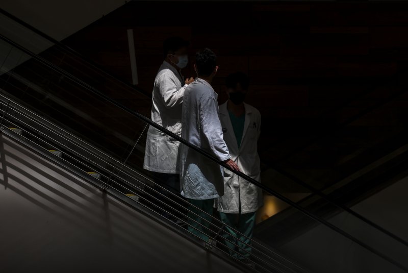 [서울=뉴시스] 정병혁 기자 = 지난 26일 서울의 한 대학병원에서 의료진들이 이동하고 있는 모습. 2024.04.26. jhope@newsis.com