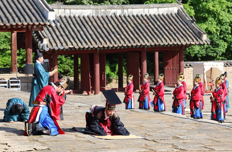 지난달 27일 오후 서울 종로구 종묘 영녕전에서 인원왕후 묘현례를 주제로 한 창작 공연극 '묘현, 왕후의 기록'이 진행되고 있다. 사진=연합뉴스