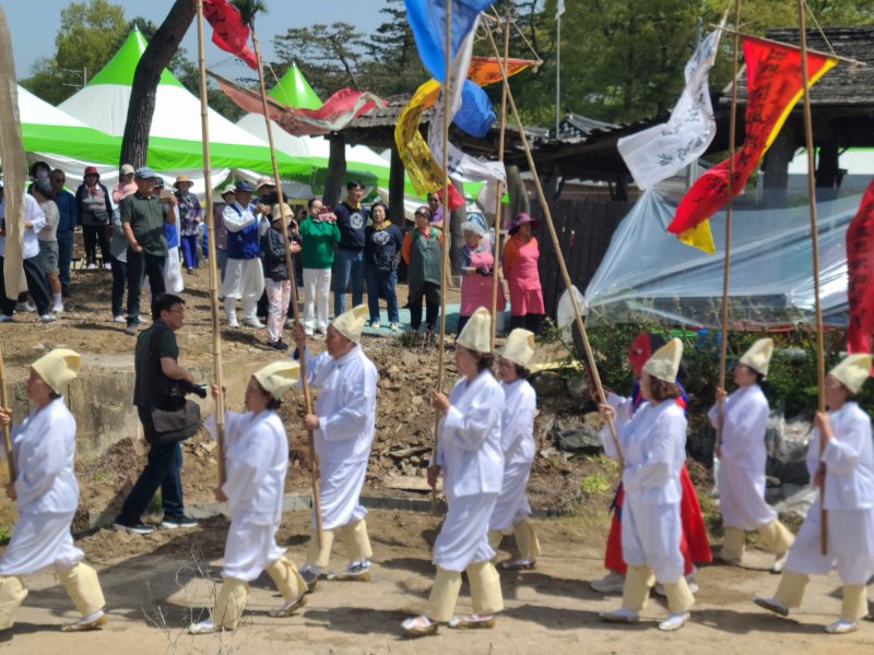 27일 강원도 횡성군 우천면 정금마을에서 제36회 횡성회다지소리민속문화제가 열리고 있다. 이날 행사에서는 평소 볼 수 없었던 상엿소리와 회다지소리 공연이 포함된 '강원 무형유산 제4호' 횡성회다지소리 원형 공연이 펼쳐져 관광객들의 눈길을 끌었다. 2024.4.27/뉴스1 ⓒ News1 이종재 기자