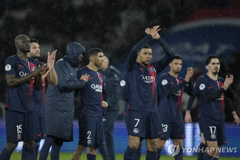 극적 무승부 거둔 PSG PSG's Kylian Mbappe, center, reacts with his teammates after the French League One soccer match between Paris Saint-Germain and Le Havre at the Parc des Princes in Paris, Saturday, April 27, 2024. (AP Photo/Thibault Camus)