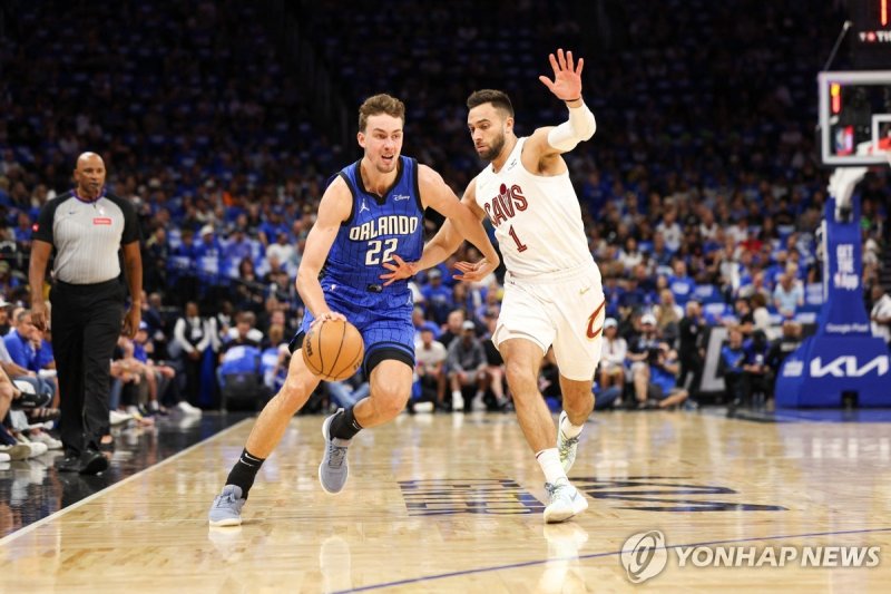 프란츠 바그너의 드리블(왼쪽) Apr 27, 2024; Orlando, Florida, USA; Orlando Magic forward Franz Wagner (22) drives the ball pas Cleveland Cavaliers guard Max Strus (1) in the first quarter during game four of the first round for the 2024 NBA playoffs at Kia Center. Mandatory Credit: Nathan Ray Seebeck-USA TODAY S