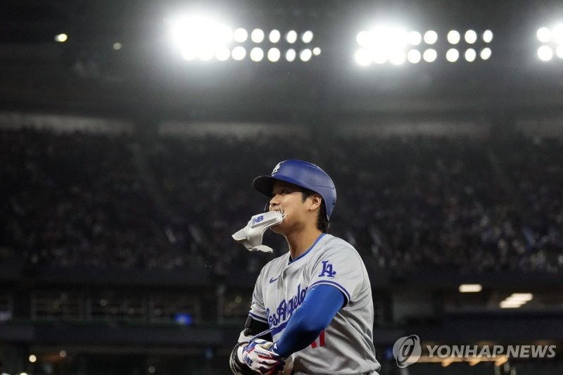 오타니 쇼헤이 Los Angeles Dodgers designated hitter Shohei Ohtani heads back to the dug out during the ninth inning of a baseball game against the Toronto Blue Jays in Toronto, Saturday, April 27, 2024. (Chris Young/The Canadian Press via AP) MANDATORY CREDIT