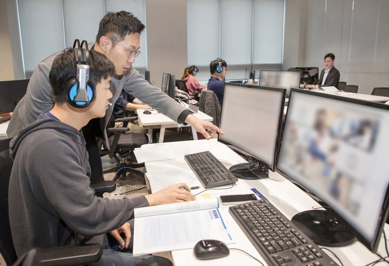 삼성이 지난 4월20일 경기 용인시 삼성전자 인재개발원에서 삼성전자 감독관들이 삼성직무적성검사(GSAT) 응시자들을 대상으로 예비 소집을 진행하고 있는 모습. 삼성전자 제공