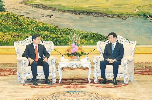 푸쿤치(왼쪽) 대만 국민당 원내대표가 27일 왕후닝 중국 정협 주석을 만나 이야기를 나누고 있다. 대만 중국시보캡처 연합뉴스