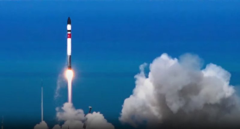 국내 최초로 양산형으로 개발된 '초소형 군집위성' 1호를 실은 우주발사체가 24일 오전 7시 32분(현지시간 오전 10시 32분)에 뉴질랜드 마히아 발사장에서 발사되고 있다. (로켓랩 유튜브 캡처) 2024.4.24/뉴스1