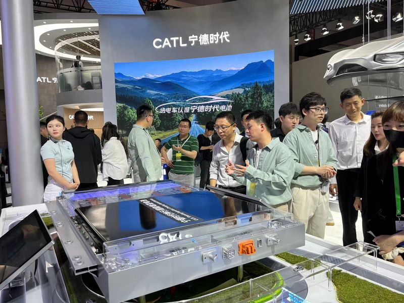 베이징 모터쇼에 출품된 세계적인 배터리업체 닝더스다이(CATL)의 신형 배터리에 대해 CATL 직원들이 28일 설명하고 있다. 베이징=이석우특파원