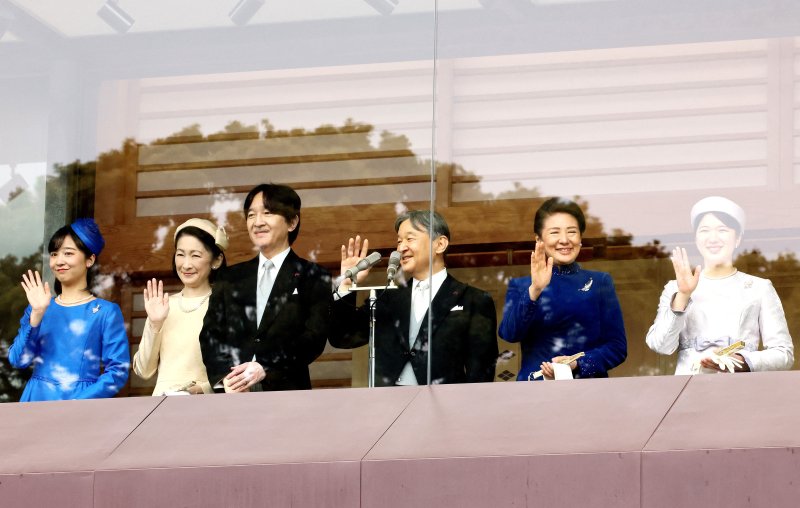 나루히토 일왕의 64번째 생일을 기념해 일본 왕족들이 지난 2월 23일 도쿄 왕궁으로 찾아온 축하객들을 향해 손을 흔들어주고 있다. 왼쪽부터 가코 공주, 기코 왕세제비, 후미히토 왕세제, 나루히토 일왕, 마사코 왕비, 아이코 공주 뉴스1