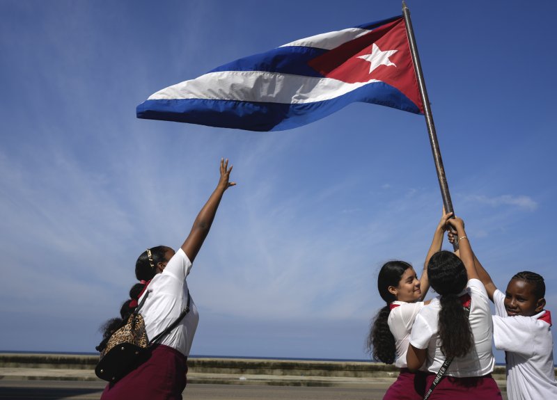 지난 1월 8일(현지시각) 쿠바 아바나에서 학생들이 피델 카스트로가 이끄는 혁명군 수도 입성 제65주년 기념 퍼레이드를 환영하며 국기를 흔들고 있다. 사진=뉴시스