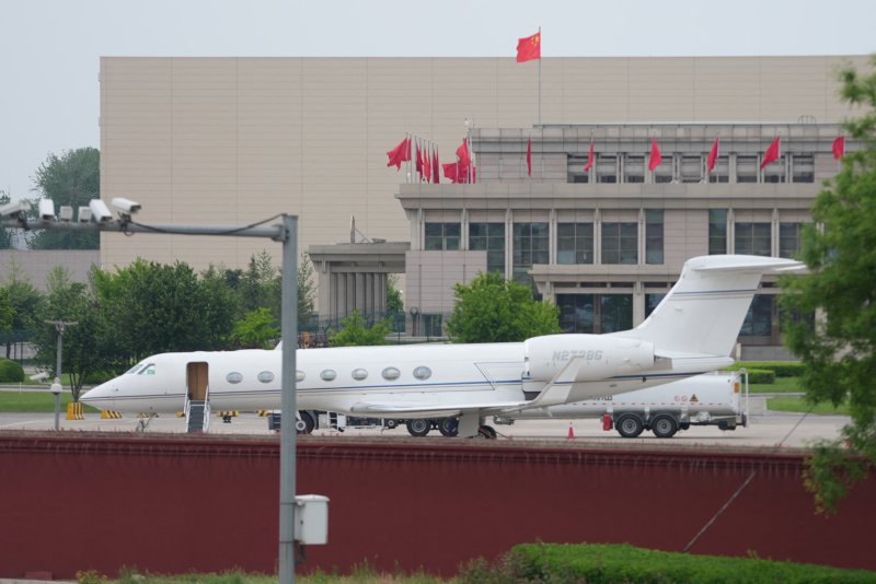 일론 머스크 테슬라 최고경영자를 태운 자가용 비행기가 28일 중국 베이징 공항에 도착하고 있다. 그는 이날 전격적으로 중국을 방문해 리창 총리와 회담을 가졌다. 로이터 뉴스1