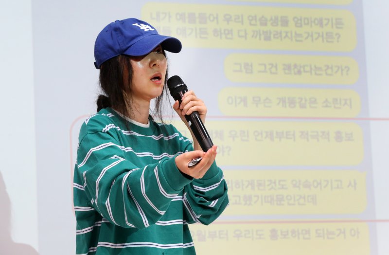 [서울=뉴시스] 김혜진 기자 = 민희진 어도어 대표가 25일 오후 서울 강남구 한국컨퍼런스센터에서 열린 긴급 기자회견에서 입장을 밝히고 있다. 하이브는 22일 민희진 대표 등이 경영권 탈취 시도를 했다며 전격 감사에 착수한 것으로 알려졌다. 민 대표는 하이브의 또 다른 산하 레이블인 빌리프랩의 걸그룹 아일릿이 뉴진스를 카피했다는 공식입장으로 맞받아쳤다. 2024.04.25. jini@newsis.com