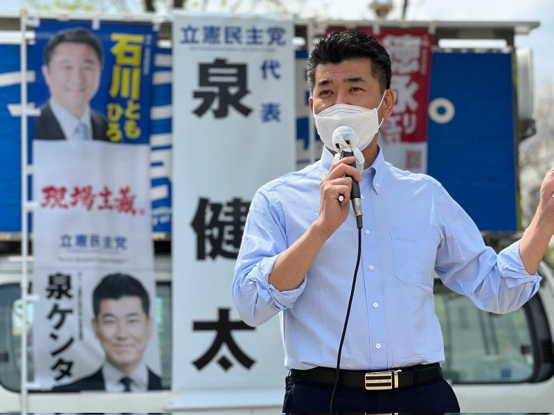 지난 2022년 6월 이즈미 겐타 일본 입헌민주당 대표가 홋카이도에서 가두 연설을 하고 있다. 뉴시스