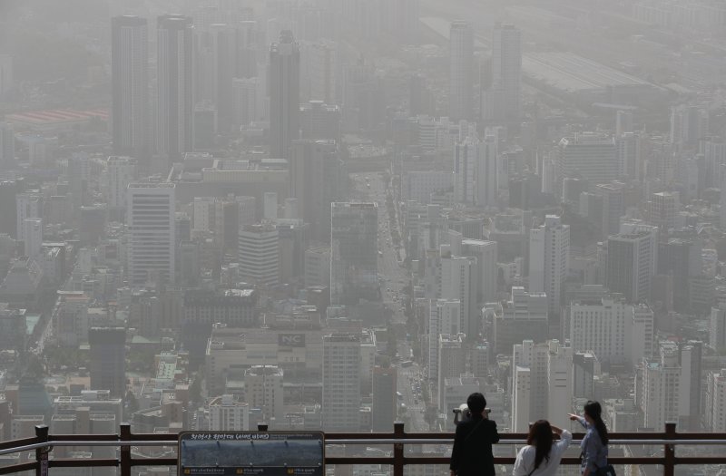 황사의 영향으로 부산지역 미세먼지 농도가 이틀째 '매우 나쁨' 수준을 보인 지난 18일 오후 부산 황령산 봉수대 전망대에서 바라본 도심이 미세먼지에 덮여 뿌옇게 보이고 있다. <뉴스1>