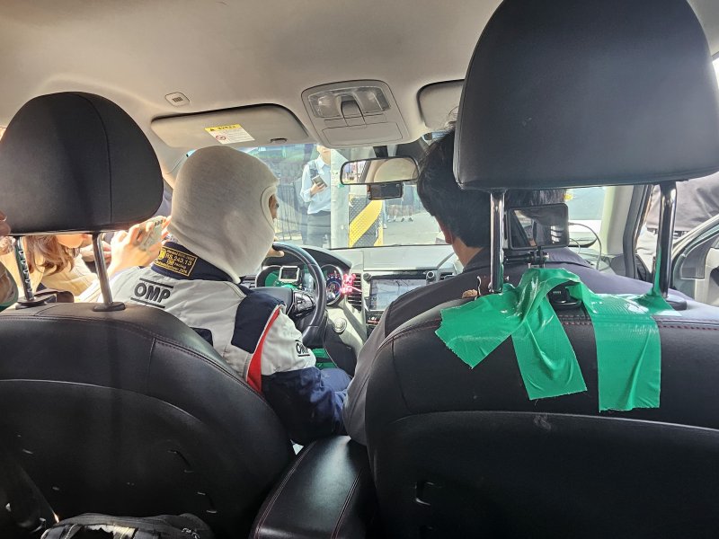 차량 결함에 의한 급발진 여부 밝힐 '재연 시험' 준비하는 운전자와 제조자 측.2024.4.19/뉴스1 한귀섭 기자