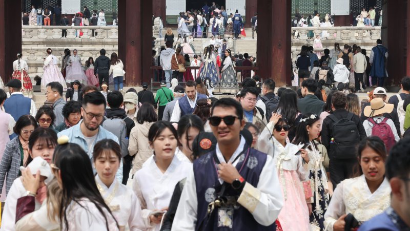 서울 경복궁을 찾은 시민과 외국인 관광객들이 즐거운 시간을 보내고 있다. 2024.4.10/뉴스1 ⓒ News1 허경 기자 /사진=뉴스1