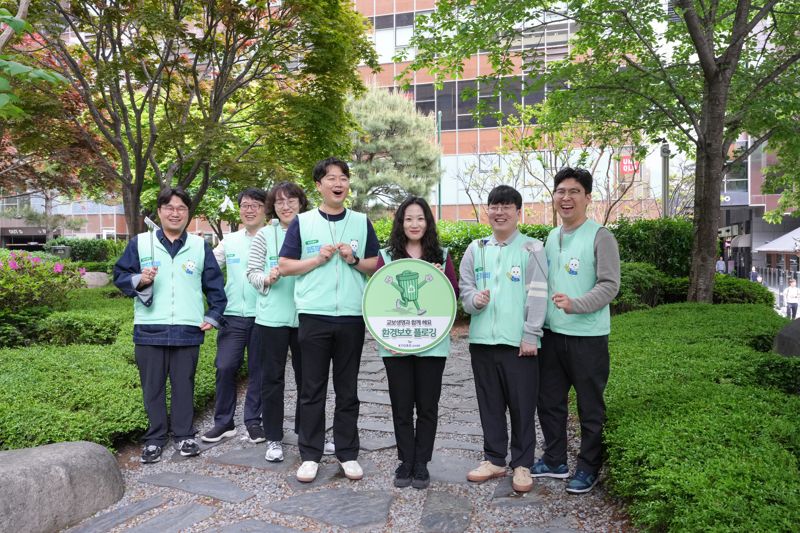 교보생명 직원들이 지난 26일 서울 종로구 일대에서 플로깅 봉사활동을 하고 있다. 교보생명제공