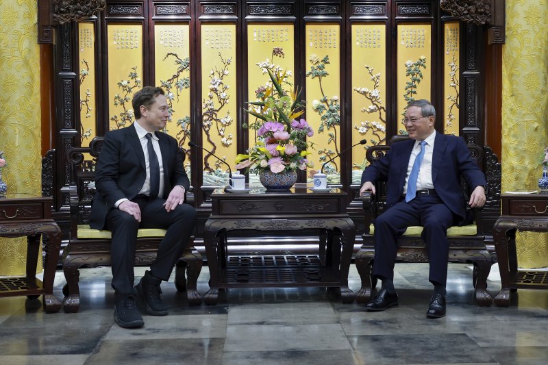 일론 머스크(왼쪽) 테슬라 CEO가 28일 중국을 전격 방문해 베이징 인민대회당에서 리창 중국 총리와 만나 현안을 협의하고 있다. AP신화통신 연합뉴스