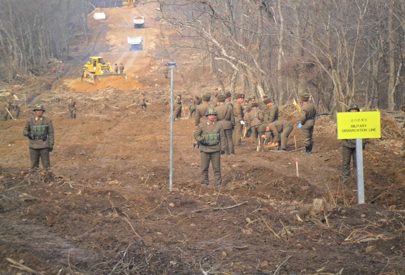 남북군사당국이 2018년 11월 22일 '판문점선언 이행을 위한 군사분야 합의서'에 따라 공동유해발굴의 원활한 추진을 위해 강원도 철원 ‘화살머리고지’ 일대에서 남북 도로개설 작업을 추진하고 있다. 사진=국방부 제공