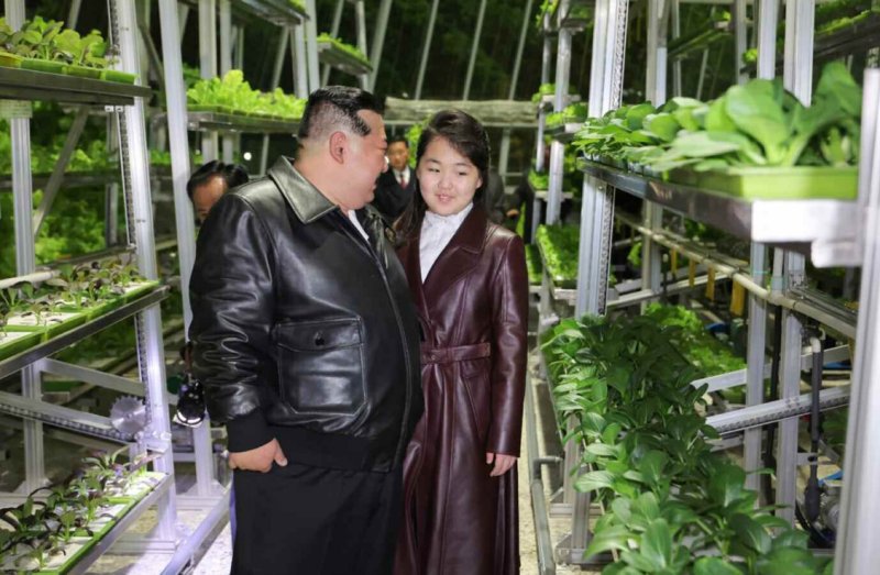 북한 노동당 기관지 노동신문은 지난해 3월 16일 김정은 국무위원장이 전날(15일) 강동종합온실 준공 및 조업식에 참석했다고 전했다. 이 자리에는 딸 주애가 동행했다. 사진=노동신문 캡처