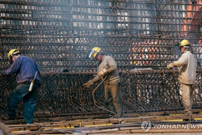 중국 상하이의 건설 현장 epaselect epa11281208 Laborers work at a construction site in Shanghai, China, 15 April 2024 (issued 16 April 2024). China's new home prices fell by 2.2 percent year-on-year in March 2024, according to the National Bureau of Statistics. This marks the ninth consecutive month of decline