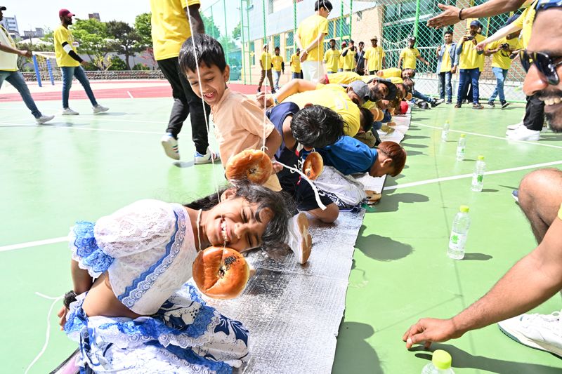 지난 28일 울산 동구 상진초등학교에서 HD현대미포 사내협력사 소속 스리랑카 근로자들을 위한 가족 운동회가 열린 가운데 빵 먹기 경기가 진행되고 있다. HD현대미포 제공