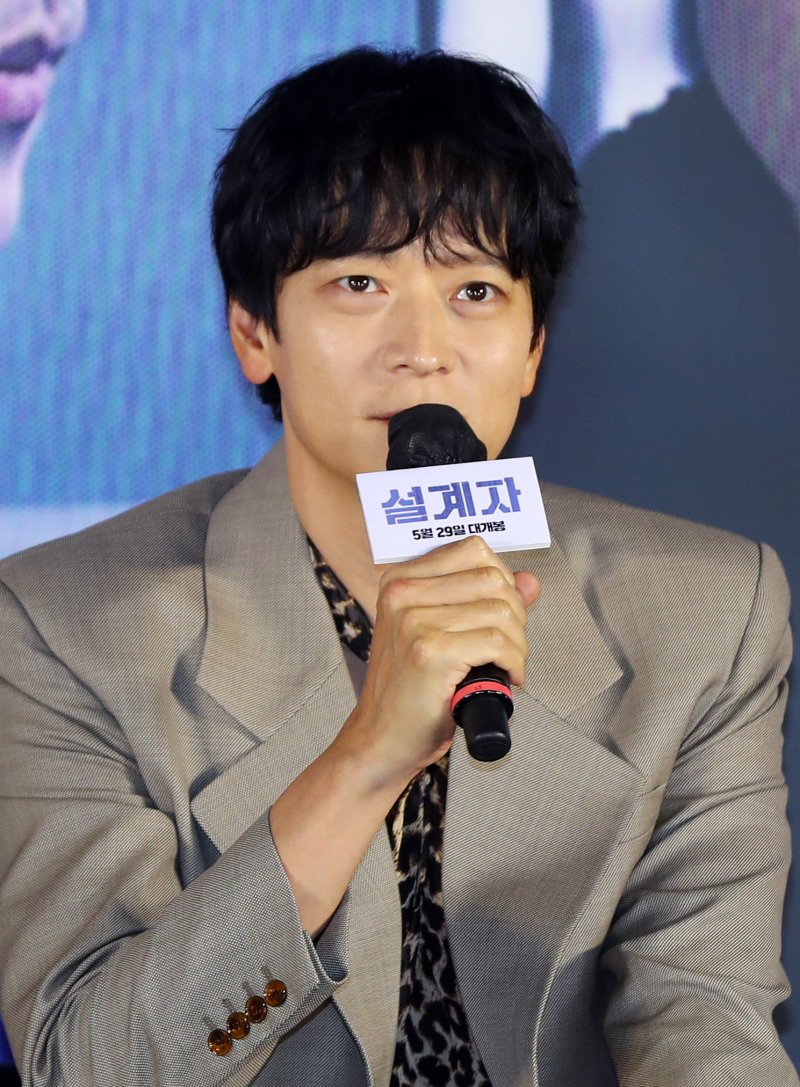 [서울=뉴시스] 김혜진 기자 = 배우 강동원이 29일 오전 서울 용산구 CGV 아이파크몰에서 열린 영화 '설계자'(감독 이요섭) 제작보고회에서 인사말을 하고 있다. 2024.04.29. jini@newsis.com