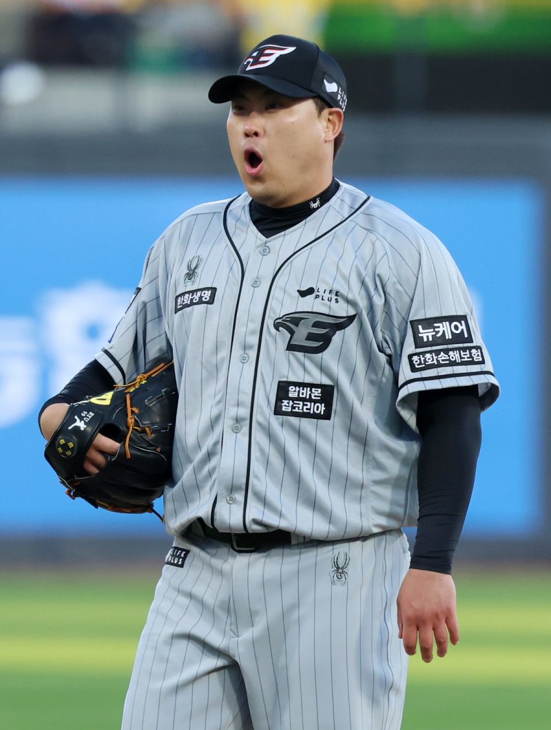 24일 오후 경기도 수원시 장안구 수원KT위즈파크에서 열린 ‘2024 신한은행 SOL뱅크 KBO리그’ 한화 이글스와 kt 위즈의 경기, 통산 100승에 도전하는 한화 류현진이 1회말 등판해 kt 천성호를 상대로 투구 중 볼 판정이 나오자 아쉬운 미소를 짓고 있다. 2024.4.24/뉴스1 ⓒ News1 김진환 기자