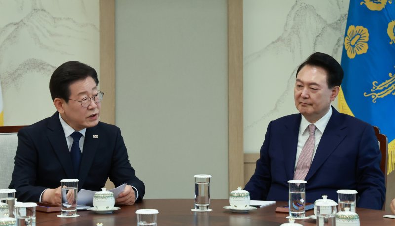 윤석열 대통령이 지난해 4월 29일 서울 용산 대통령실 집무실에서 열린 영수회담에서 더불어민주당 이재명 대표의 발언을 듣고 있다. 사진=연합뉴스