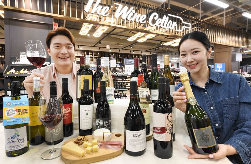 모델이 29일 서울 등촌동 ‘홈플러스 메가푸드마켓’ 강서점에서 ‘와인 페스티벌’ 주요 할인 상품을 소개하고 있다. 홈플러스 제공.