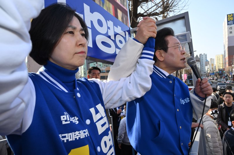 [인천=뉴시스] 전진환 기자 = 이재명 더불어민주당 대표가 지난 1일 오후 인천 미추홀구 용현시장 인근에서 동구미추홀구을에 출마한 남영희 후보의 지지를 호소하고 있다. (공동취재) 2024.04.01. photo@newsis.com