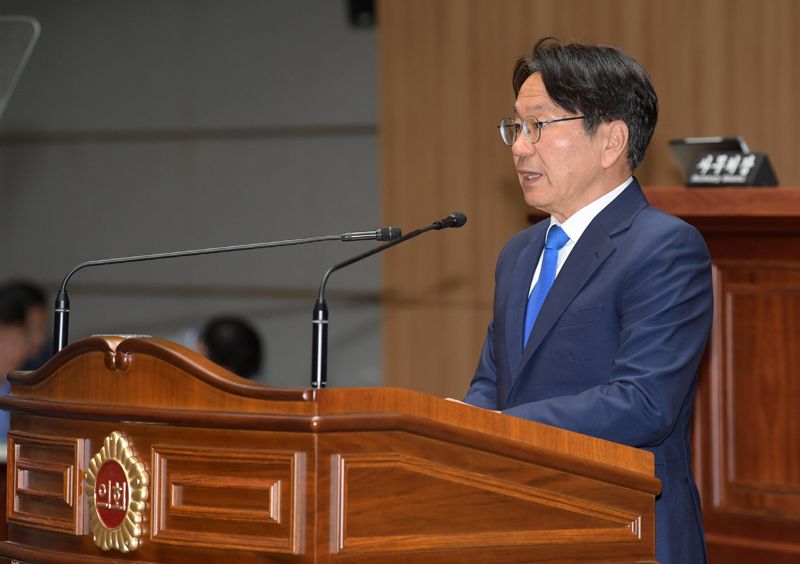 강기정 광주광역시장이 29일 광주광역시의회 본회의장에서 열린 제324회 임시회 본회의에 참석해 2024년도 제1회 추가경정예산안 및 기금운용변경계획안에 대한 제안설명을 하고 있다. 광주광역시 제공