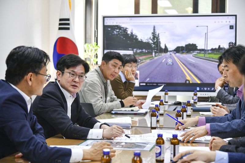 골드라인 TF에서 회의를 진행하고 있는 김병수 김포시장. /김포시 제공