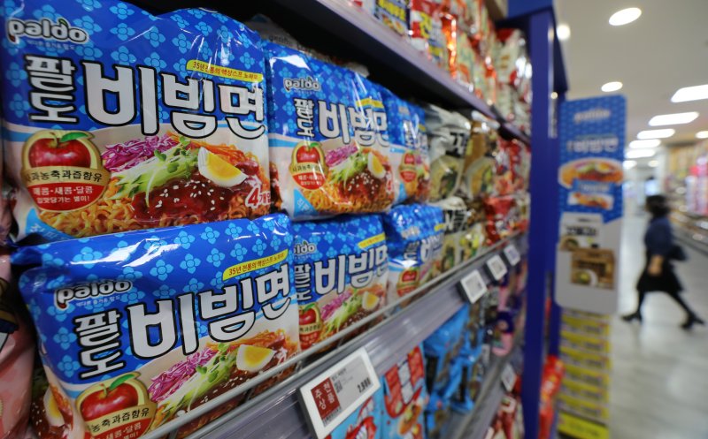 [서울=뉴시스] 김금보 기자 = 8일 오후 서울 시내 한 대형마트에 팔도 비빔면이 진열돼있다. 농심에 이어 팔도까지 평균 9.8%에 이르는 가격 인상에 나서면서 라면값이 치솟고 있다. 2022.09.08. kgb@newsis.com